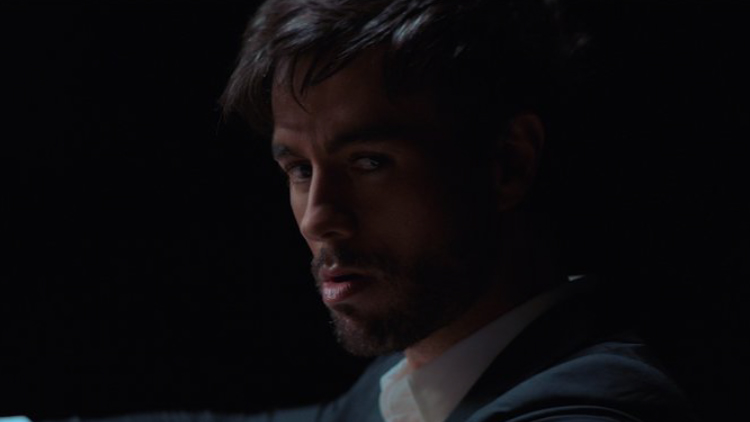 ENRIQUE IGLESIAS – EL BAÑO REMIX