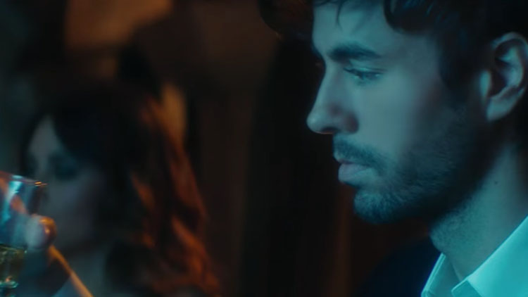 ENRIQUE IGLESIAS – EL BAÑO FT. BAD BUNNY